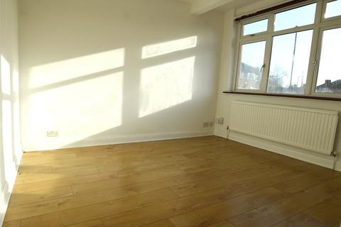 3 bedroom terraced house to rent, Waltham Drive, Edgware HA8