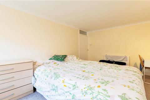 4 bedroom flat to rent, Stanley Gardens, London NW2