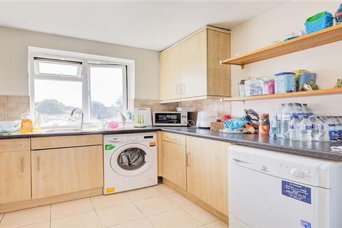 4 bedroom flat to rent, Stanley Gardens, London NW2