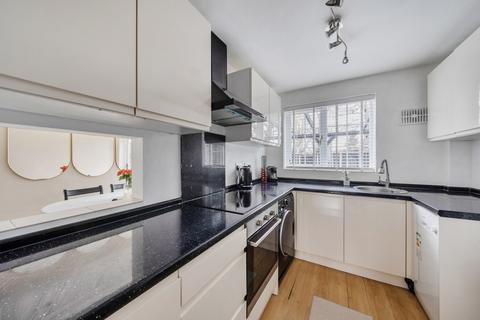 undefined, Leafield Close, Surrey GU21