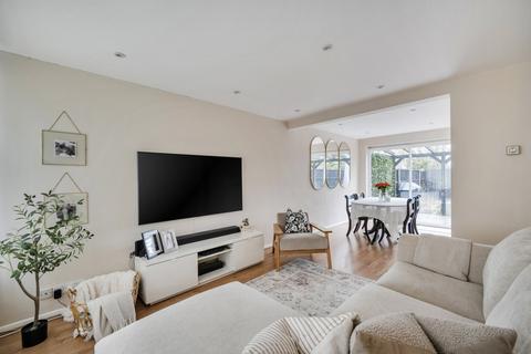 undefined, Leafield Close, Surrey GU21