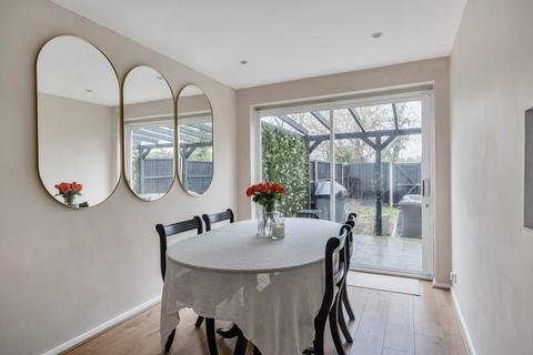 undefined, Leafield Close, Surrey GU21