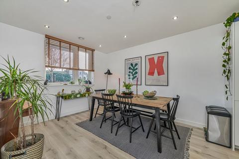2 bedroom maisonette to rent, Queens Road, London SE15