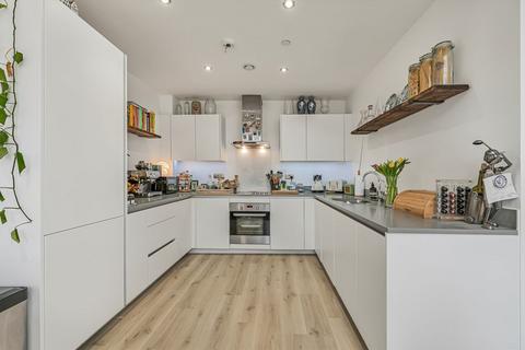 2 bedroom maisonette to rent, Queens Road, London SE15