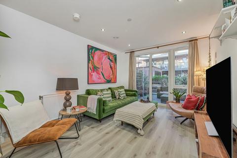 2 bedroom maisonette to rent, Queens Road, London SE15