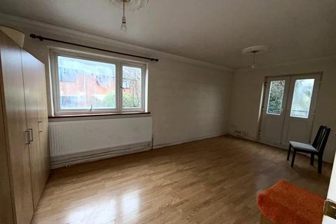 2 bedroom flat to rent, Crown Walk, HA9