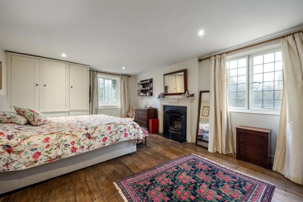 Principal bedroom with ensuite