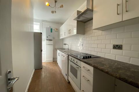 1 bedroom in a flat share to rent, Iron Mill Road, London SW18