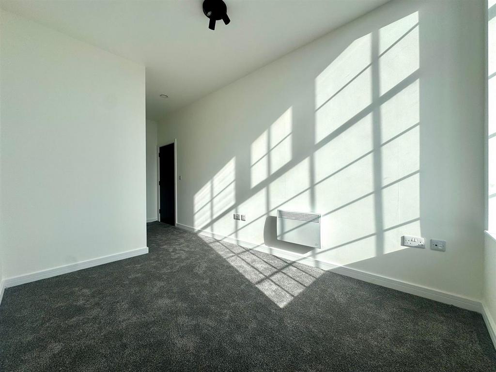 Main bedroom pic 2.jpeg