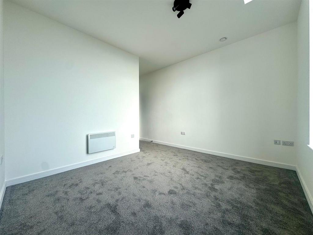 Second bedroom pic 2.jpeg
