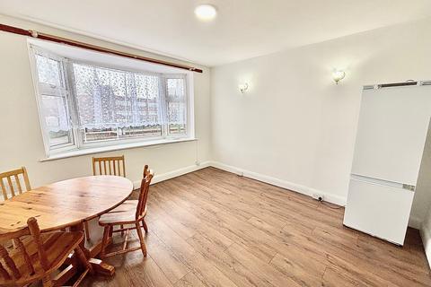 3 bedroom flat to rent, Eastern Avenue, Ilford, IG2