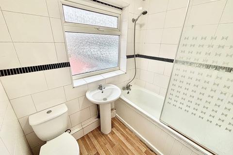 3 bedroom flat to rent, Eastern Avenue, Ilford, IG2
