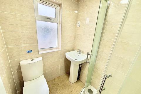 3 bedroom flat to rent, Eastern Avenue, Ilford, IG2
