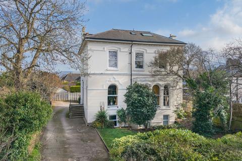 2 bedroom flat for sale, Sydenham Road North, Cheltenham GL52
