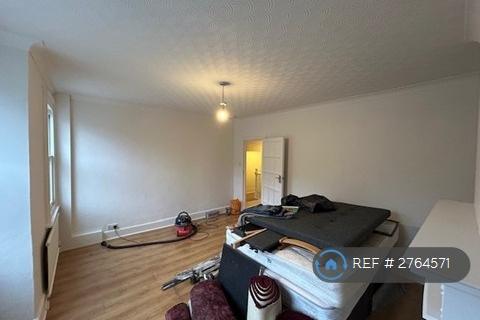 1 bedroom flat to rent, Top  -  Townmead Road, London, SW6