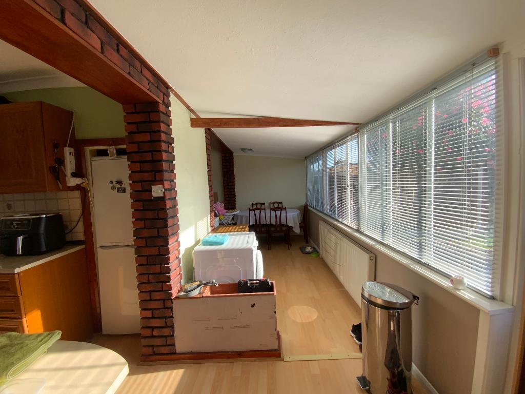 DINING AREA 20'4 x 9'1