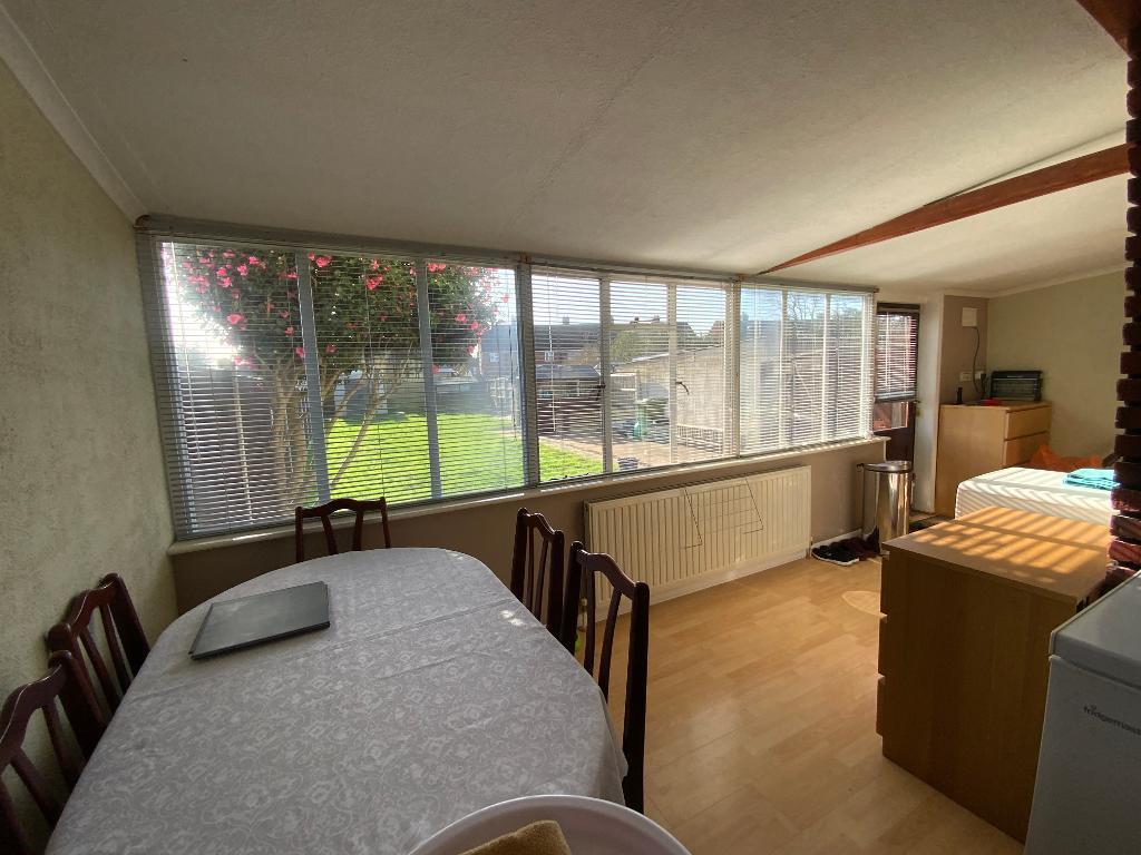 DINING AREA 20'4 x 9'1