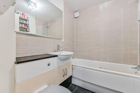 2 bedroom flat to rent, Peartree Avenue, Earlsfield, London, SW17