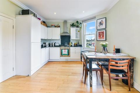 2 bedroom apartment to rent, Northcote Road, London, SW11