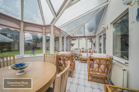 3 bedroom detached house for sale, Ecclesbourne Drive, Buxton