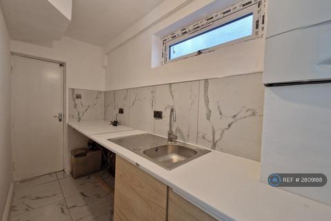 1 bedroom in a house share to rent, London, London, N14