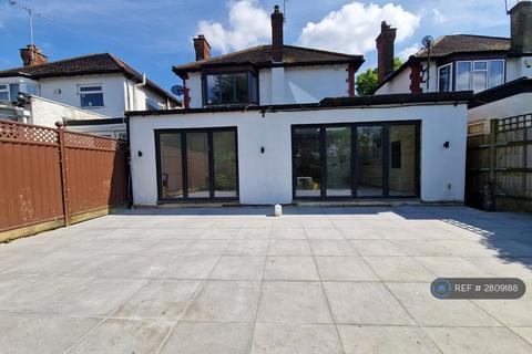 1 bedroom in a house share to rent, London, London, N14