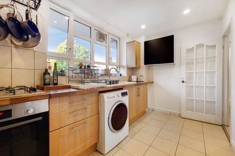 4 bedroom apartment to rent, Flat , Busby House, Aldrington Road, London