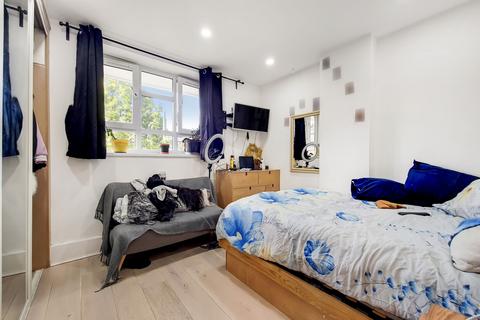 4 bedroom apartment to rent, Flat , Busby House, Aldrington Road, London
