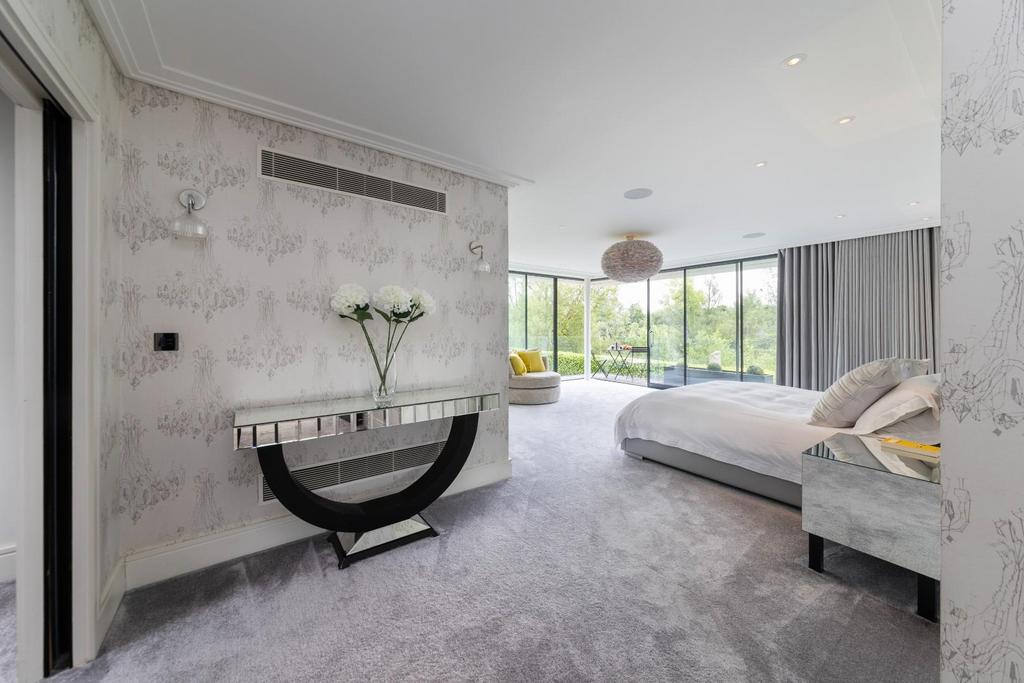 PRINCIPAL BEDROOM SUITE.jpg
