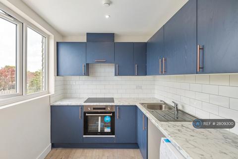 3 bedroom flat to rent, Wellington Road, Ashford, TW15