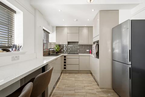 2 bedroom flat to rent, Emerson Court, SW19