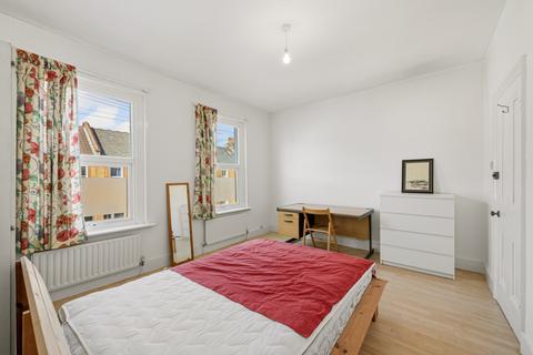 3 bedroom house to rent, Balvernie Grove, SW18