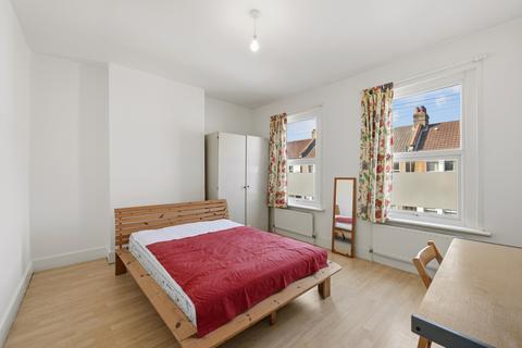 3 bedroom house to rent, Balvernie Grove, SW18