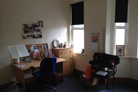4 bedroom house share to rent, Broadfield Road
