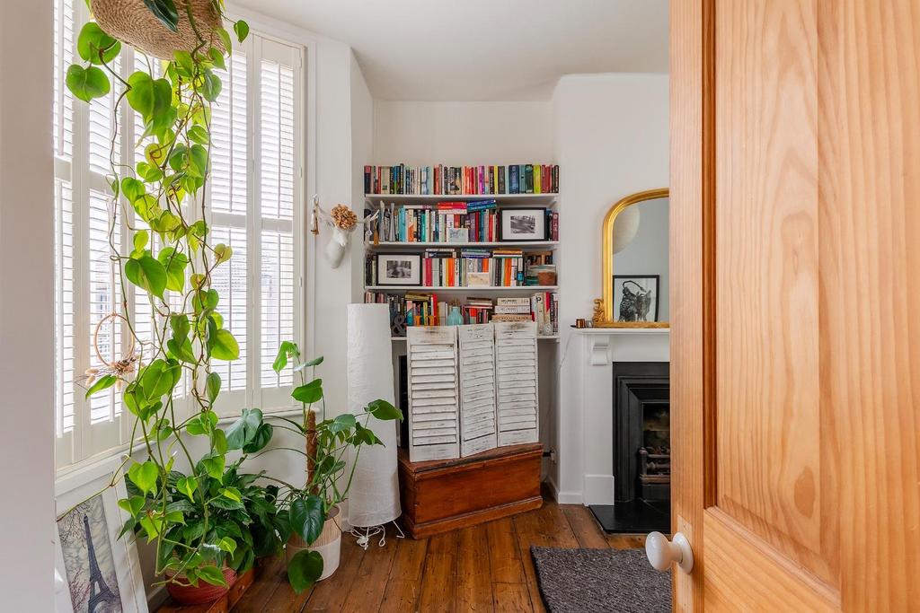0 C5 GMR - Living Room E.jpg