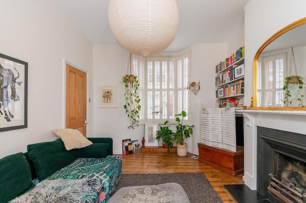 0 C5 GMR - Living Room C.jpg