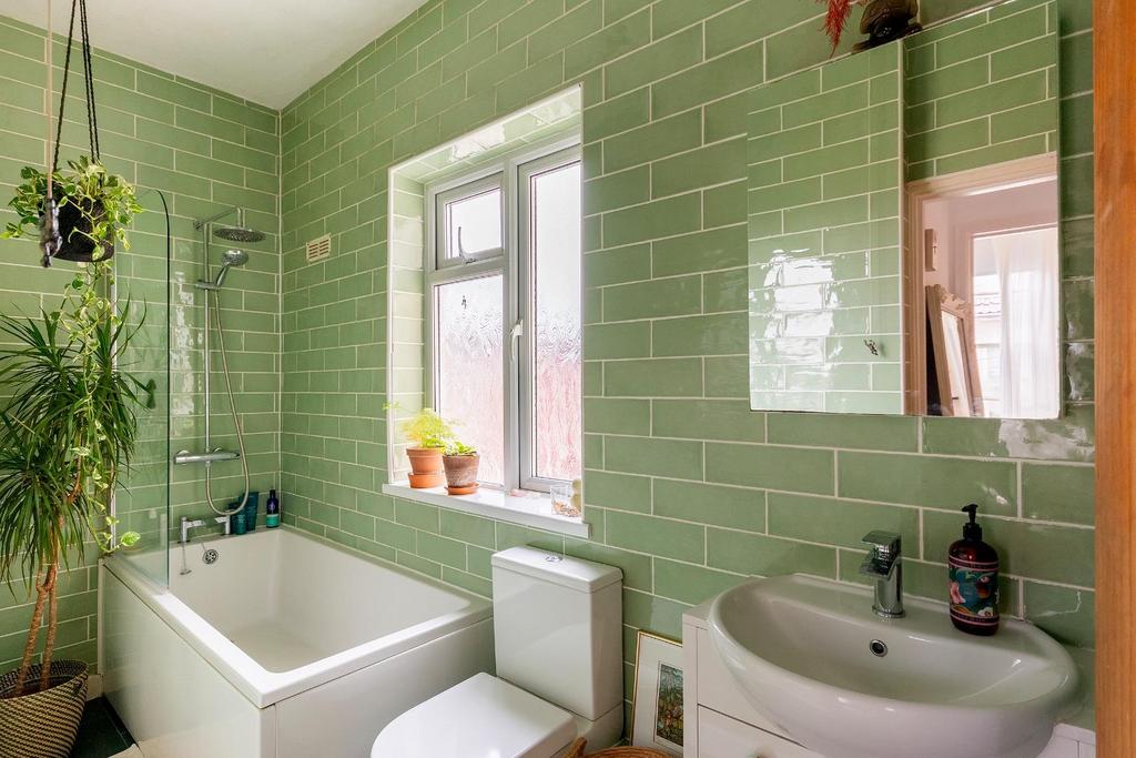 0 C5 GMR - Bathroom B.jpg