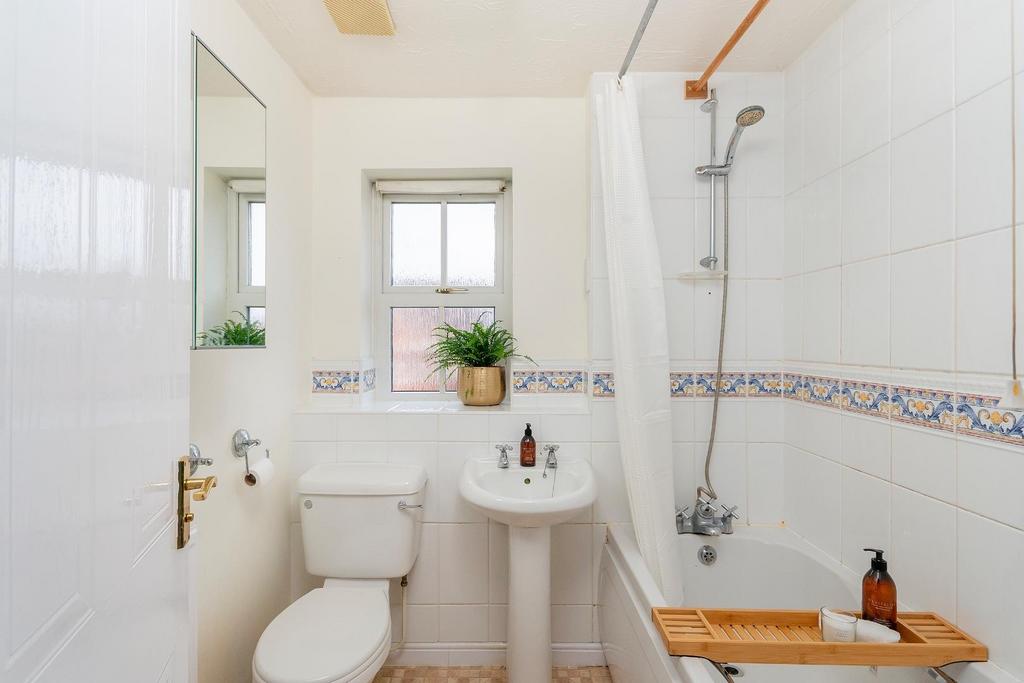 3 L1 RHD - Bathroom B.jpg