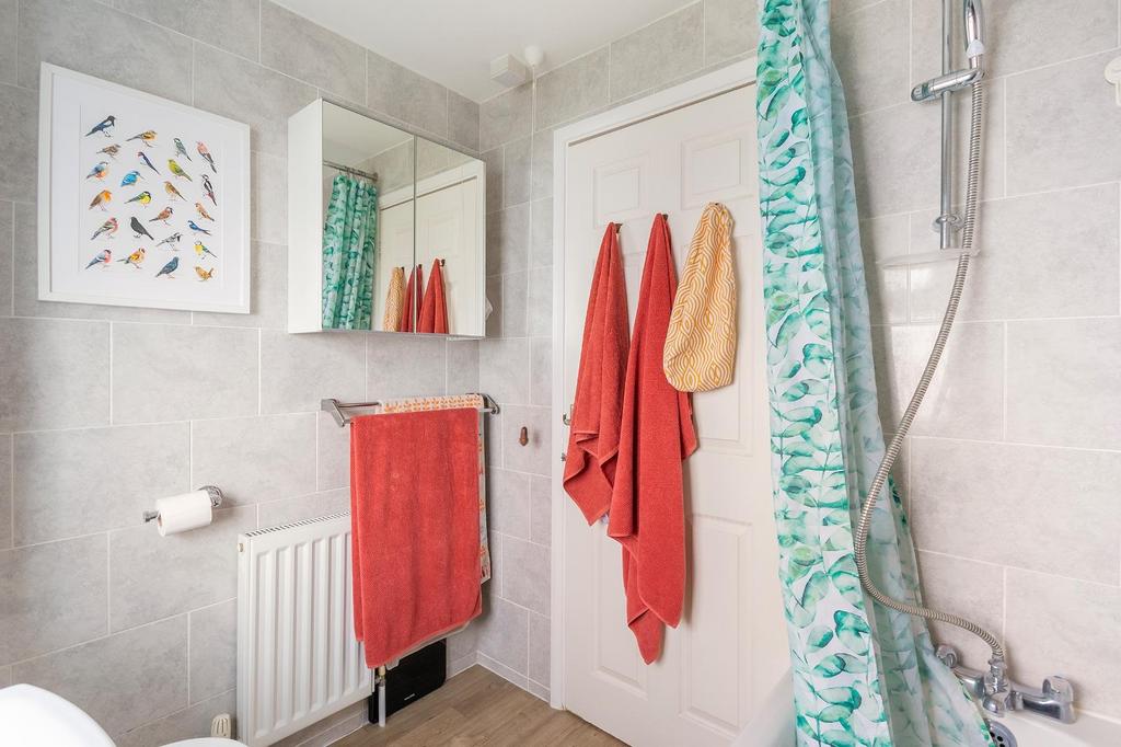 0 C8 GSG - Bathroom A.jpg