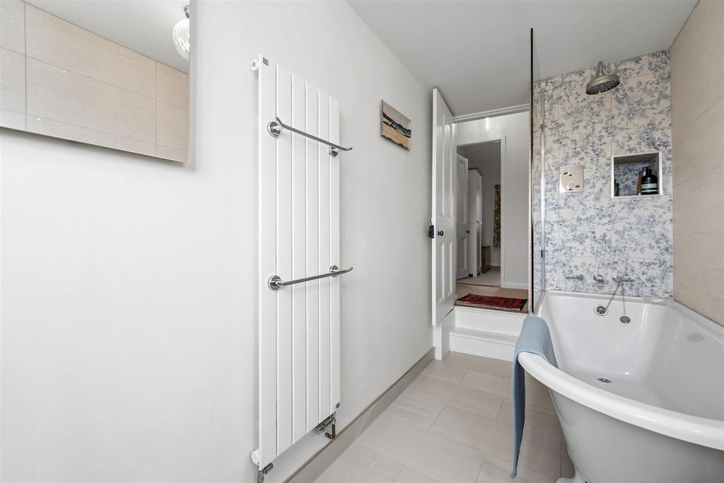 Bathroom to landing.jpg