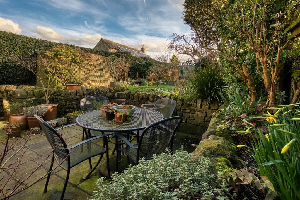 Garden - dining patio.jpg