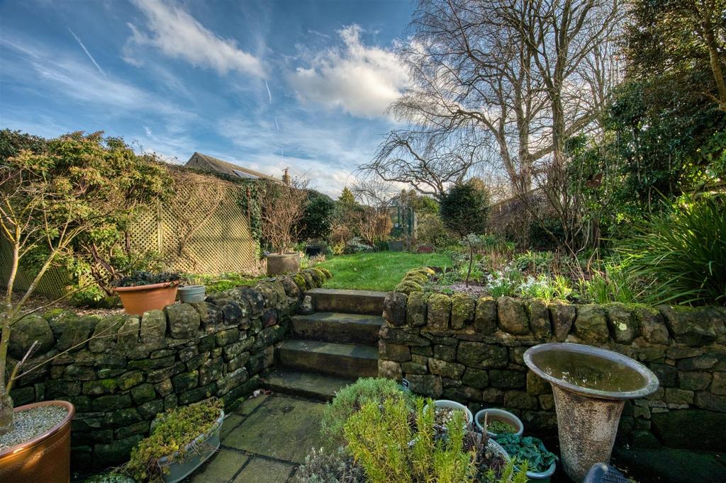 Garden - dining patio to lawn.jpg