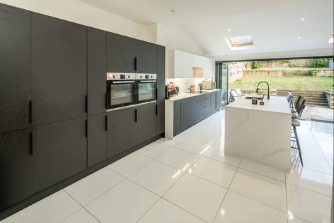4 bedroom semi-detached house for sale, Iris Crescent, Bexleyheath, DA7