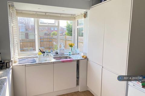 2 bedroom maisonette to rent, Westgate Road, Beckenham, BR3