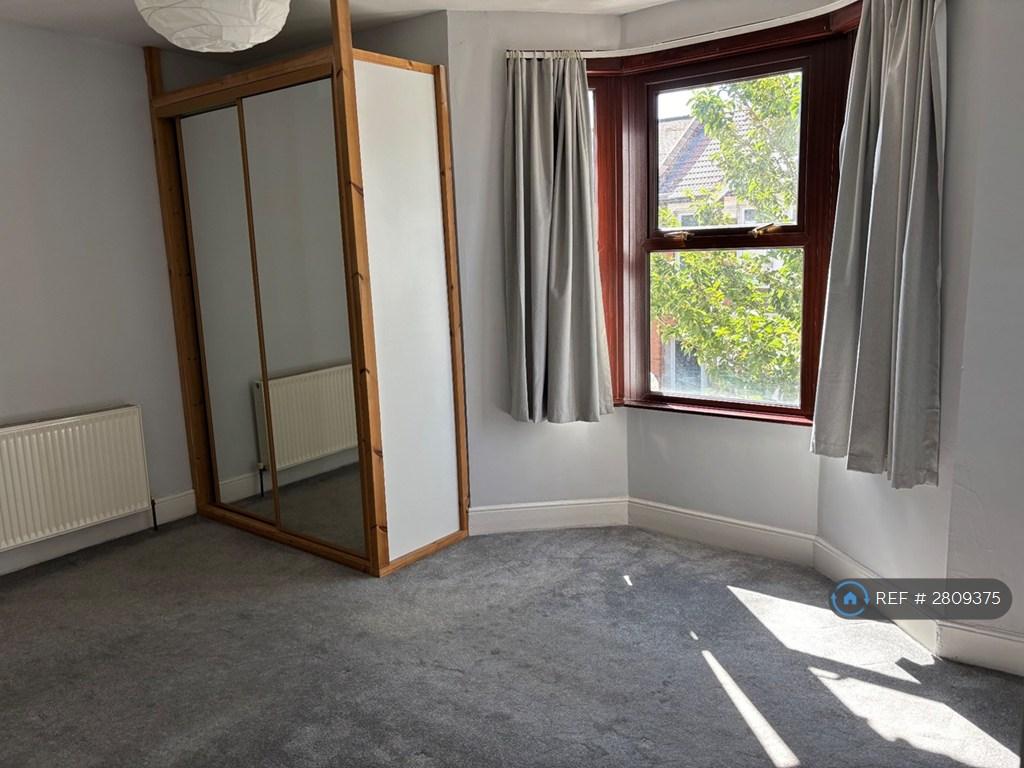 Bedroom 1 - Photo b