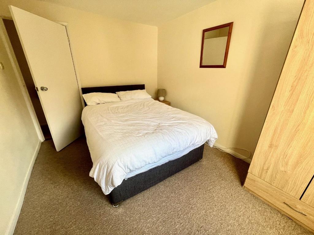 Bed 2.jpg