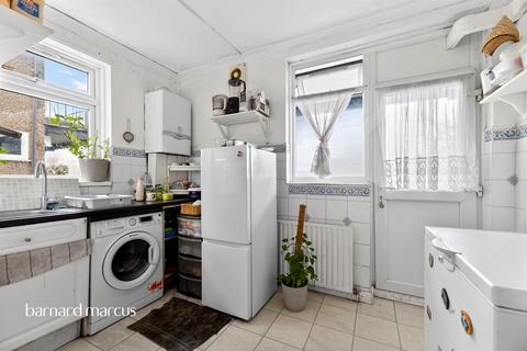 2 bedroom flat for sale, Manor Drive North, New Malden