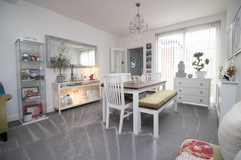 Sitting/dining room