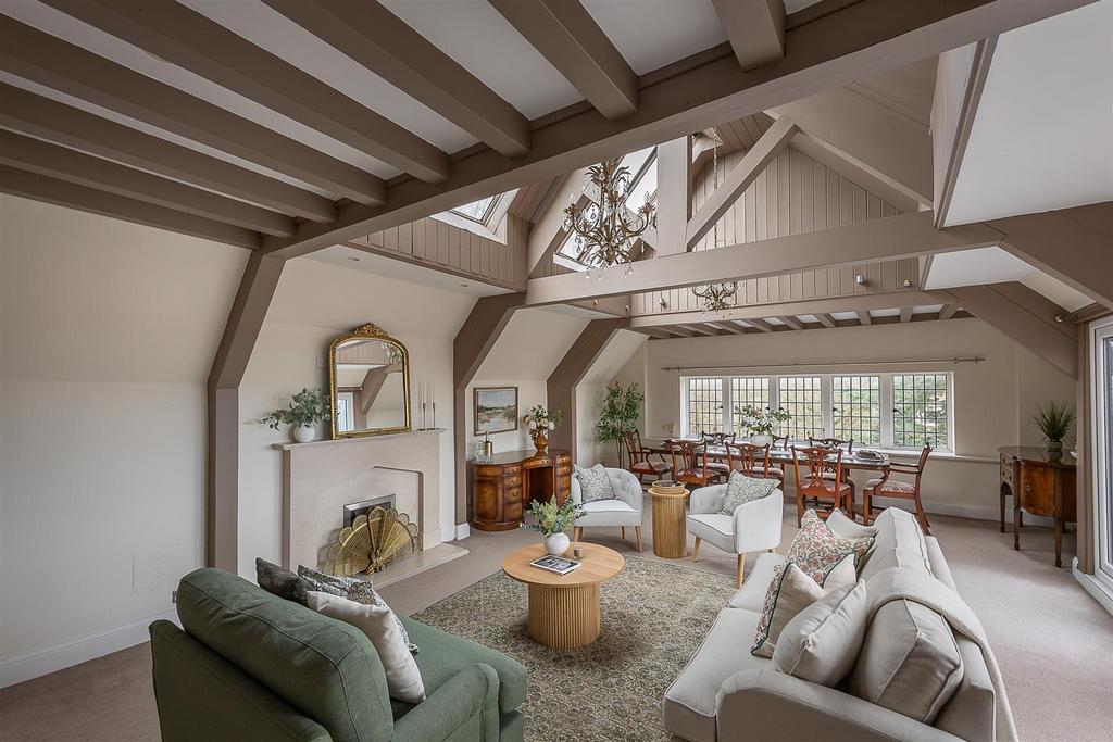 Lounge/Dining Room