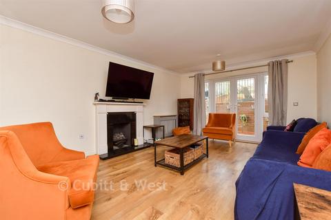 Bankside, Epsom KT17
